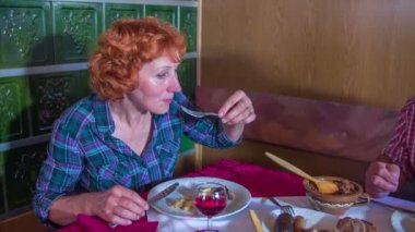 kadın bir restoranda onun yemek keyfi