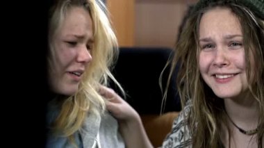 Televizyon izlerken kızlar