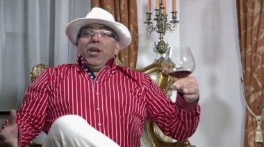 Çizgili tişörtlü adam ve bir şapka şarkı söylüyor