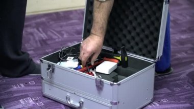 Diğer araçlar arasında tornavida tespit