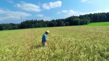 Çiftçi şapka ile çalışma 