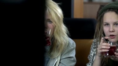 Eğlenceli kanalı izlediğini kızlar