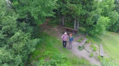 yürüyüşçüler neredeyse tepeye ulaştı