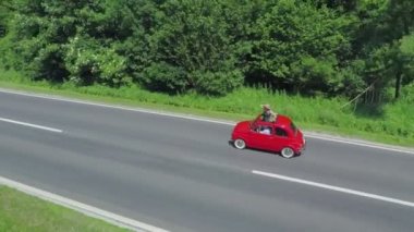 eski model araba sürüş bir ülke yolda