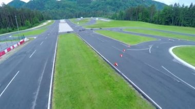 yarış pisti üzerinde yarış kartları gitmek