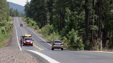 Bisiklete binme yarışmacı yolda ilerleyen 