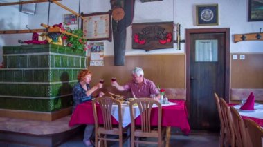 Büyük bir çift restoranda şarap ile kızartma