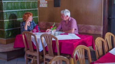 Yaşlı bir adamın bir restoran zil