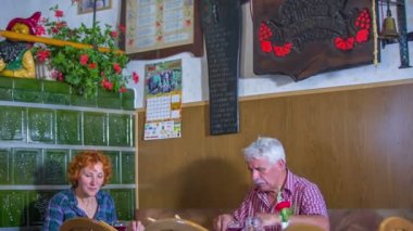 Büyük bir çift dışarı bir restoranda yemek