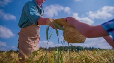 Bir şapka çiftçiye veren çocuk