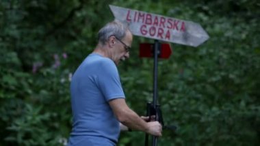 Trekking direkleri olan adam