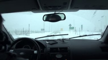 Arabayı süren adam. 