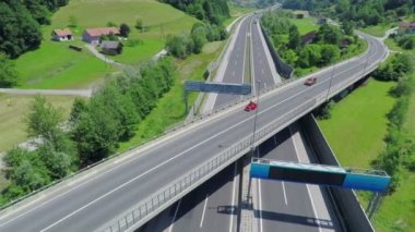 Kırmızı yugo bir ülke yolda sürüş