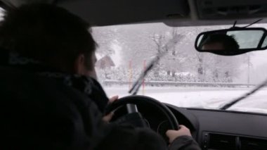 adam karda Araba sürme