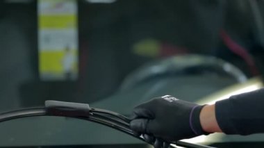 adam silecek üzerinde lastik değiştirme