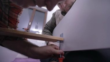 Erkekler yeni mobilya montaj