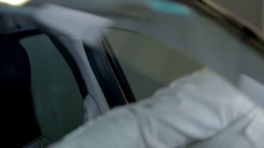 kadın girerek kırmızı araba