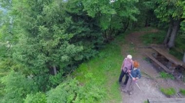 Çift doğa onların yürüyüş sırasında gözlemlemek