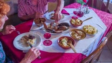 Büyük bir çift bir restoran ziyaret etti