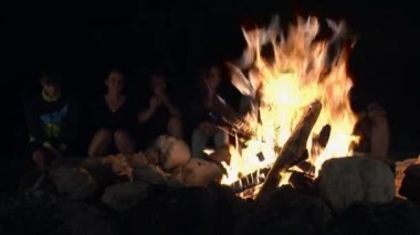 Açık ateş ve neşeli teehagers