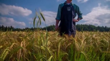 Çiftçi tarlada çalışıyor.