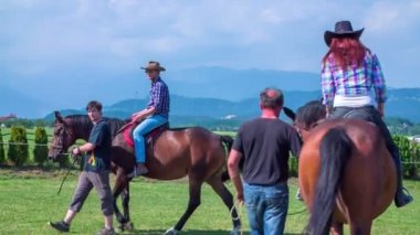 Bir erkek ve kadın onların ata biniyor