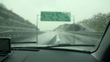 Sisli bir günde bir otoyolda sürüş