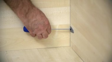 tornavida kullanarak adam