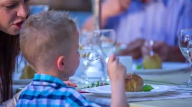 Anne oğluna bir şey söylemeye çalışıyor