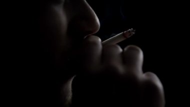 Sigara içen bir adam