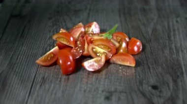 Domates düşen maydanoz yaprakları