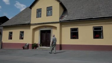 Erkek bej bina girer