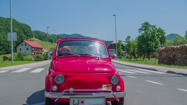 Κόκκινο yugo οδήγηση μέσα από την πόλη — Αρχείο Βίντεο