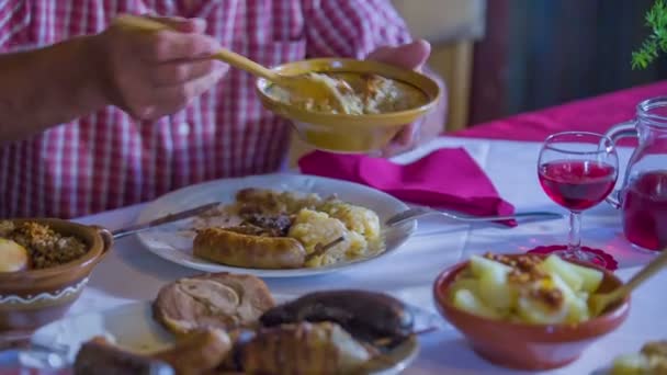 Hombre está poniendo un poco de col en su plato — Vídeos de Stock