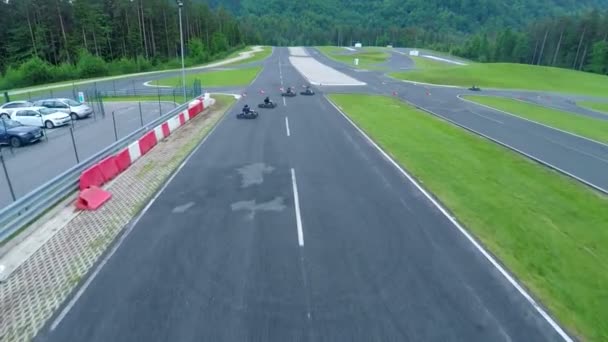 Go-Karten fahren auf Rennbahn durch das Flugzeug — Stockvideo