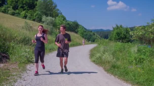 Mensen zijn joggen op een trail pad — Stockvideo