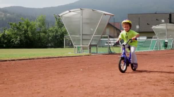 Yarışma sırasında çocuk — Stok video