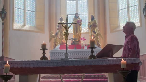 Люди подходят к алтарю церкви — стоковое видео
