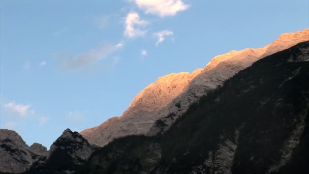 Nuvole attraverso le montagne — Video Stock