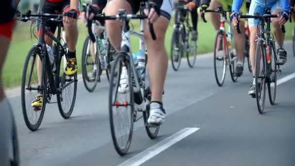 Ciclistas andando em uma maratona de bicicleta na Eslovênia — Vídeo de Stock