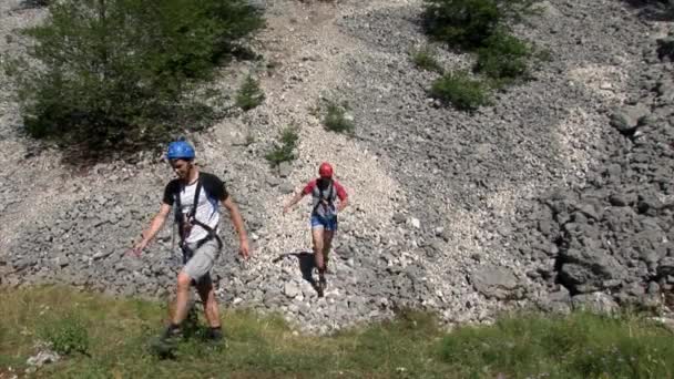 Çocuklar bir dağ eteğindeki taş yığını aşağı in — Stok video