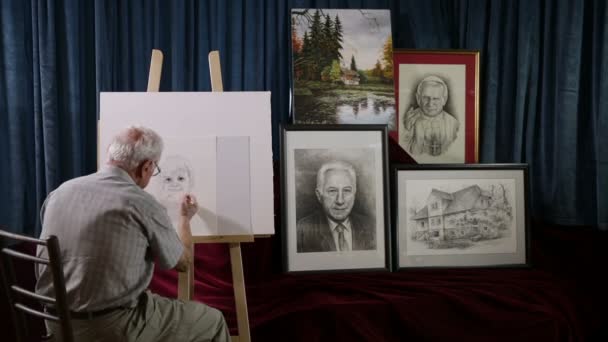 Pintor dibujando a su nieto — Vídeo de stock