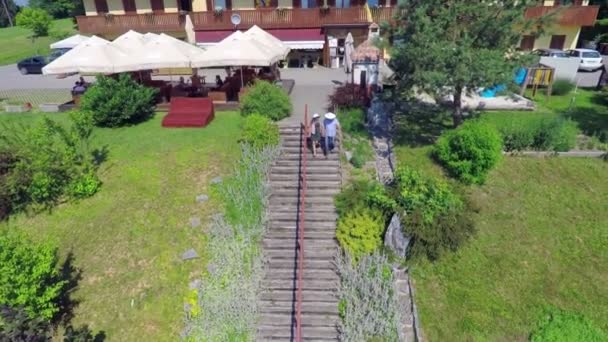 Pareja caminando por las escaleras lejos de un restaurante — Vídeos de Stock