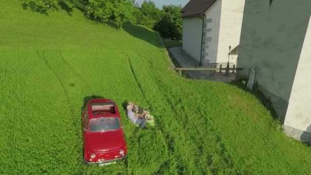 Par ha picknick med bil — Stockvideo