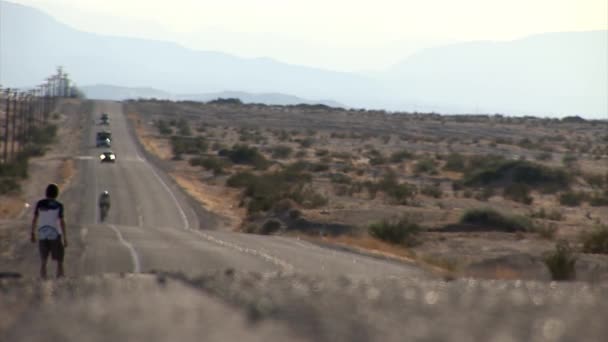 Concursante de ciclismo avanzando en pista — Vídeos de Stock