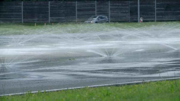 Auto fährt auf Rennstrecke — Stockvideo