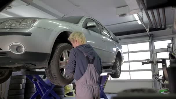 Vulcaniser kontrola pneumatik — Stock video
