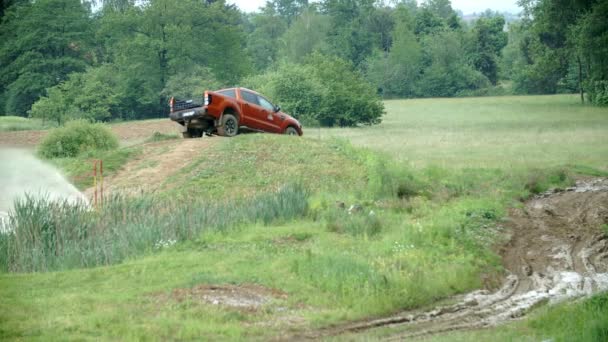 Auto rijdt op vuil weg — Stockvideo