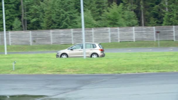 汽车行驶在赛道上 — 图库视频影像