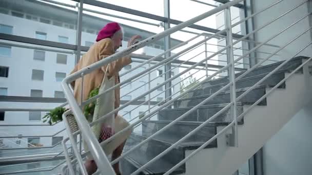 Mujer animada caminando por la escalera — Vídeos de Stock